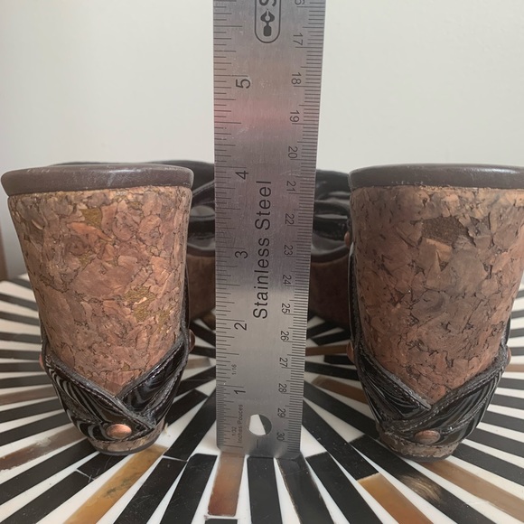 COLE HAAN wedge cork sandals with black patent straps & copper accents - Picture 4 of 7